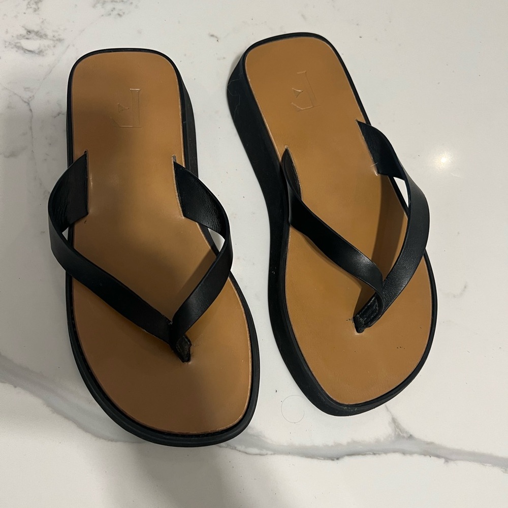 Almost new! Brand Flattered. Size 9.